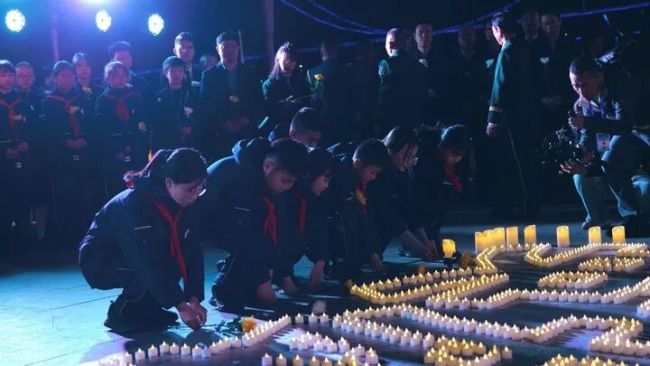 少年列队迎志愿军英烈回家 薪火相传英雄志