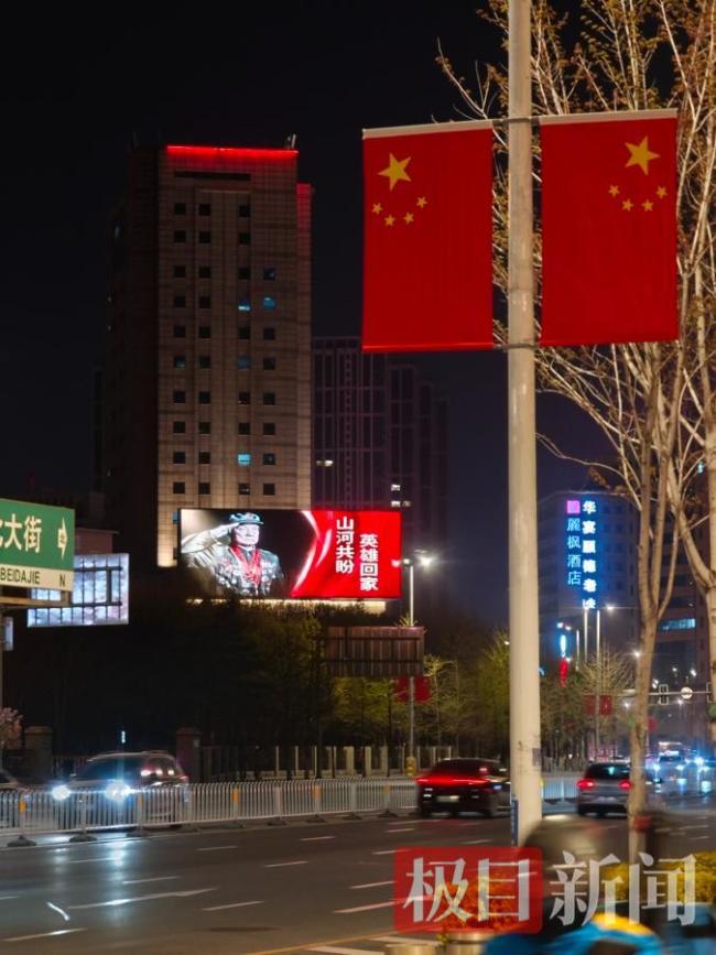 全国多地点亮景观大屏迎接英雄回家 山河共盼英魂归