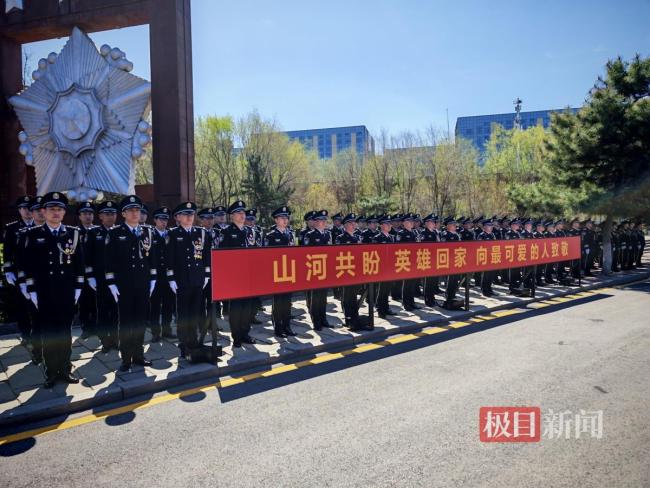 烈士遗骸抵达陵园 志愿军老兵起立致敬