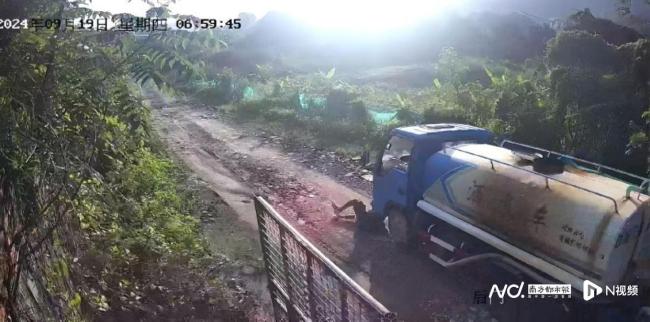 当地通报洒水车溜坡碾压司机致死 违规操作酿悲剧