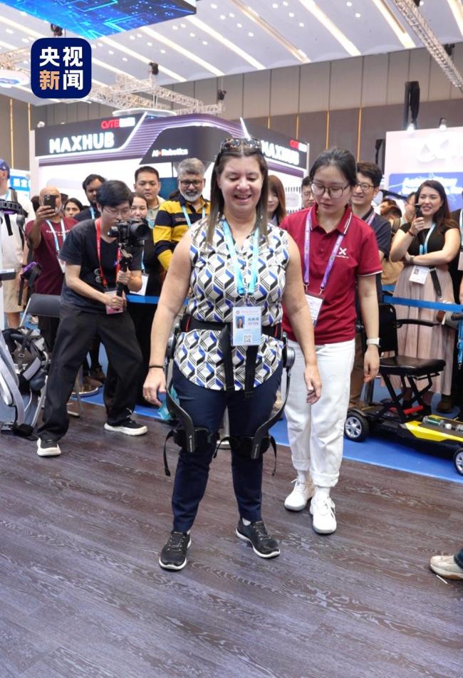 中国机器人帮外国友人重新站立行走 科技改变命运
