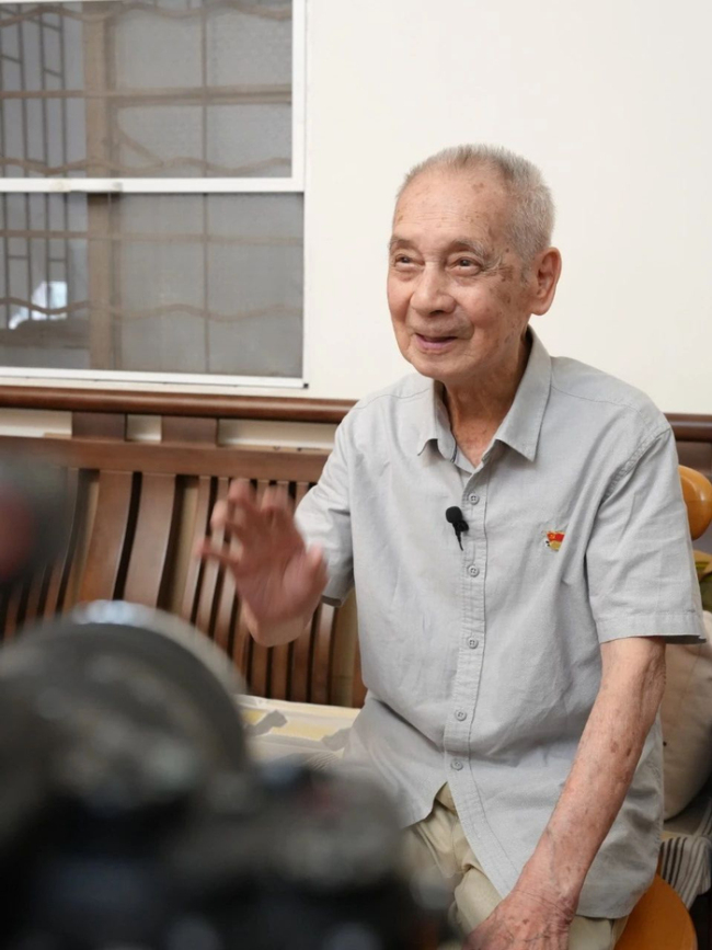 97岁老兵登舰忆往昔 热血犹存