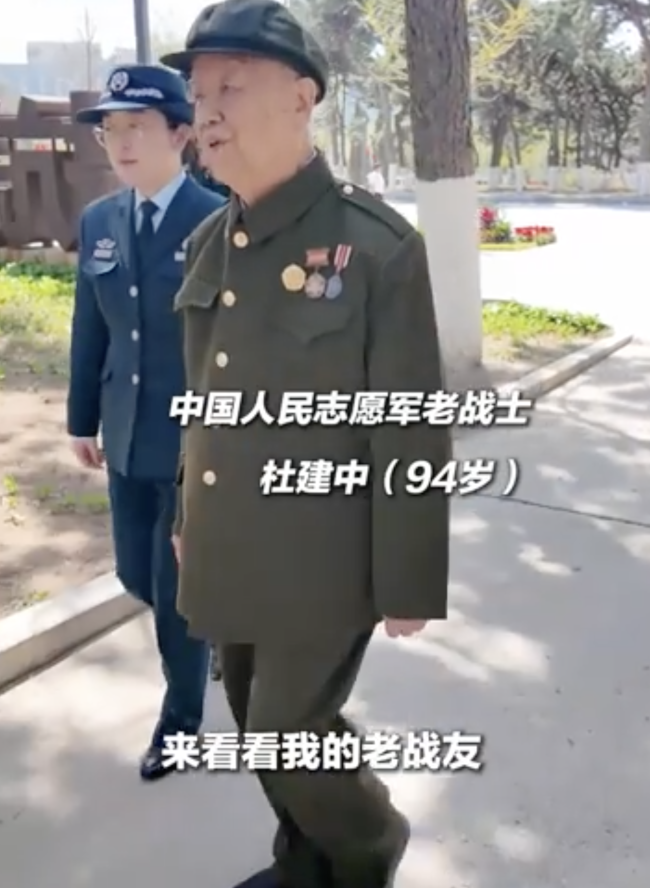 老战士拎糖看望牺牲战友 带来归国好消息