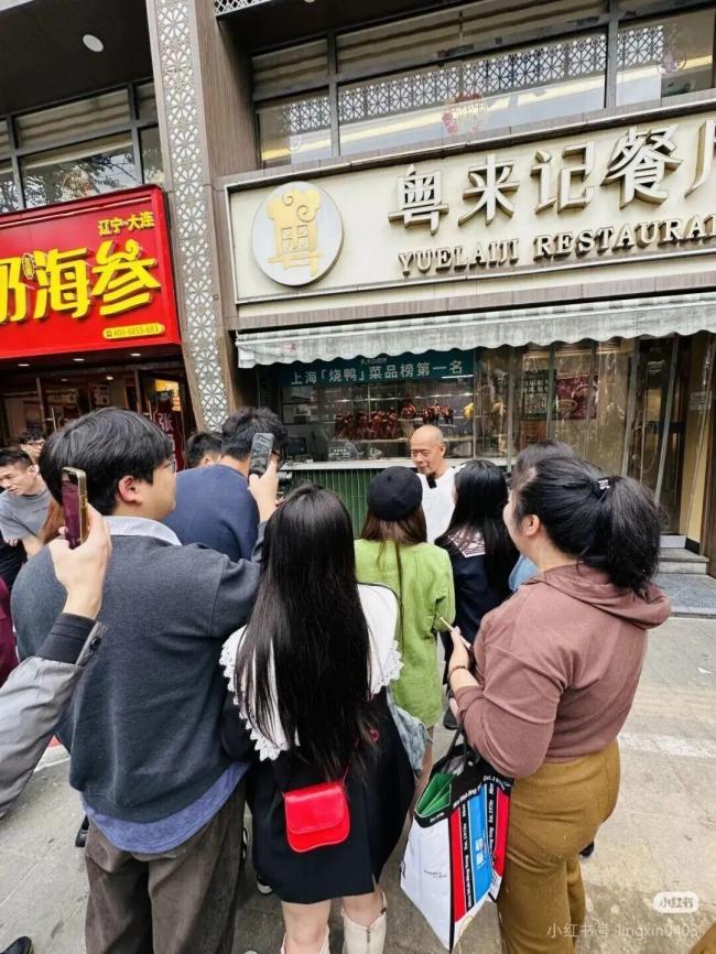 全网最不想火的男人又开分店了 上海也能吃到同款鸡煲