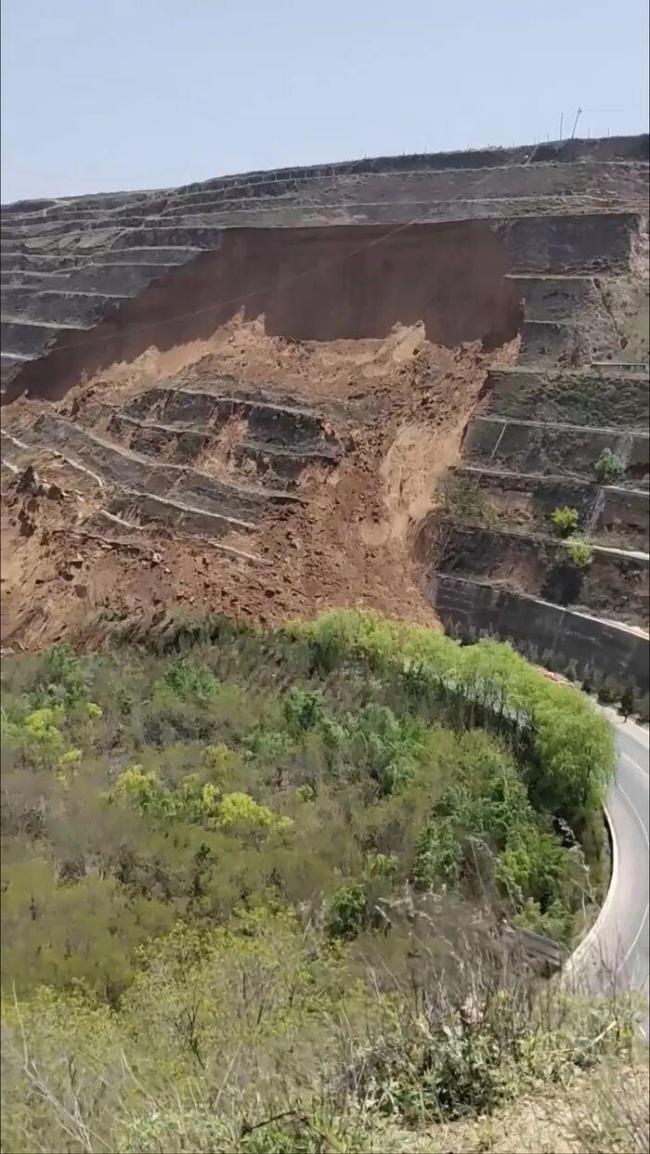 甘肃镇原县突发塌方