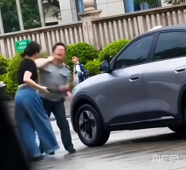 女车主与保安冲突案仍在进一步调查