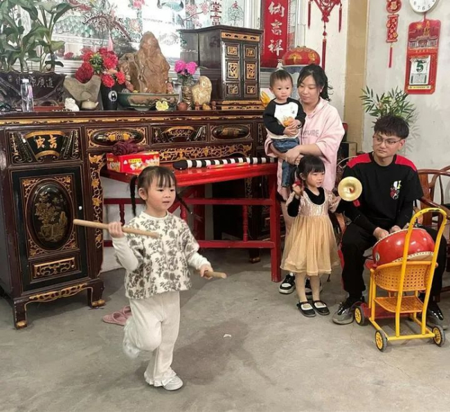 英歌舞小女孩与官兵齐跳“中华战舞”：又猛又萌引爆网络