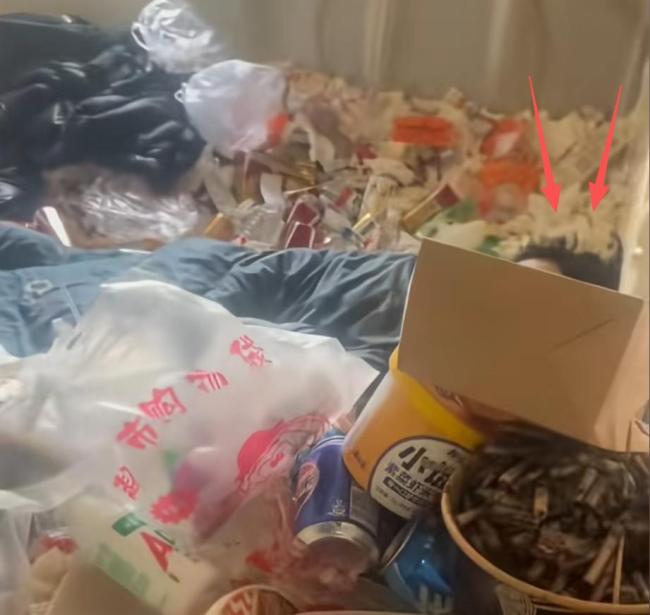 上海一出租屋内垃圾成山 租客懒惰引发热议