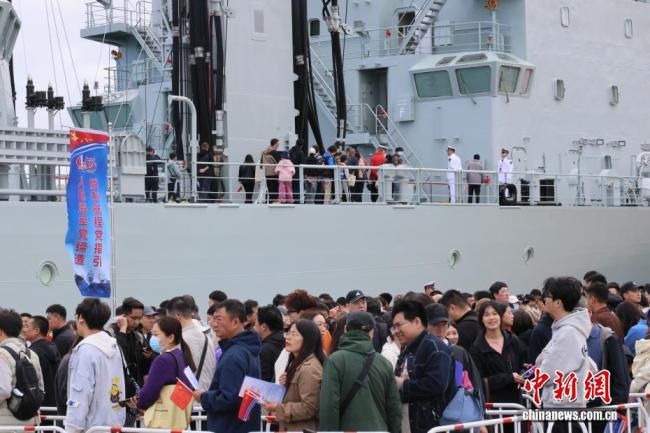 民众赴青岛感受海军发展壮大