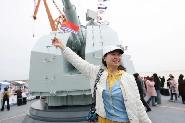 泰州舰穿越常泰大桥回到母亲城 载誉归桑梓