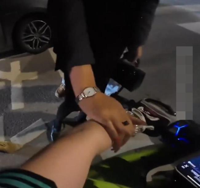 警方通报女摩托车主遭3男子滋扰 滋扰者已被拘留