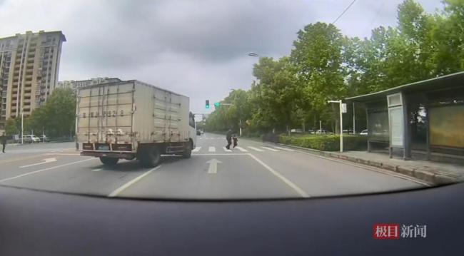 货车压实线右转 央视点名表扬 善意之举温暖全网