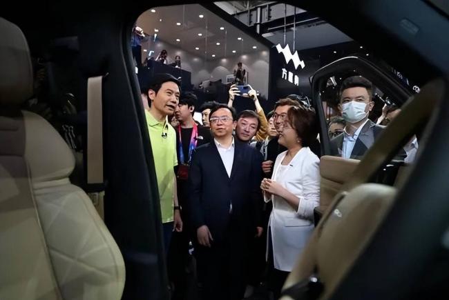 王传福车展来华为超充展台交流