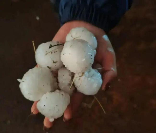 昆明冰雹砸穿屋顶 居民家中戴头盔 极端天气致多处受损