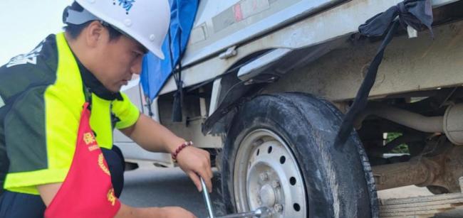 女子开货车下长坡轮胎爆炸触目惊心