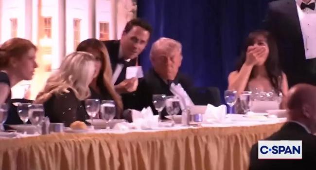 记者亲述白宫晚宴枪击现场 特朗普淡定应对突发事件