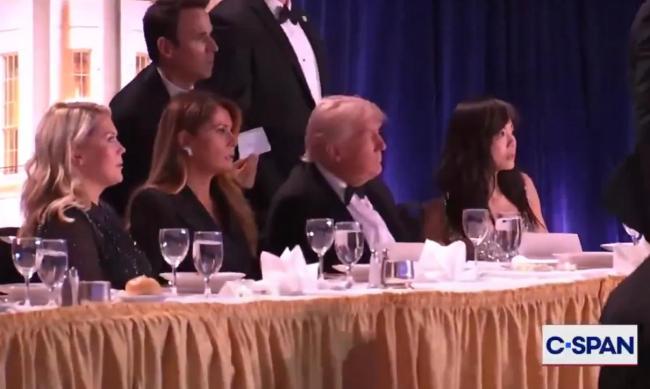 记者亲述白宫晚宴枪击现场 特朗普淡定应对突发事件