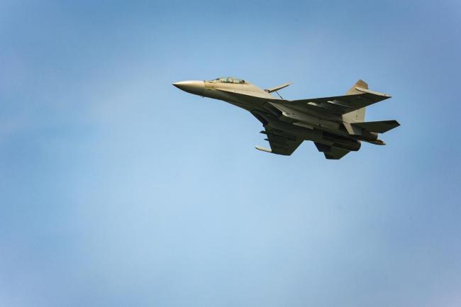 歼15挂弹起飞 硬刚外军航母编队 南海实战反制