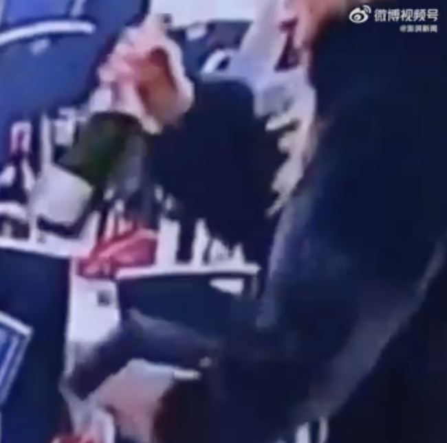 特朗普逃离枪击现场有人还在偷酒 疏散中顺走酒瓶