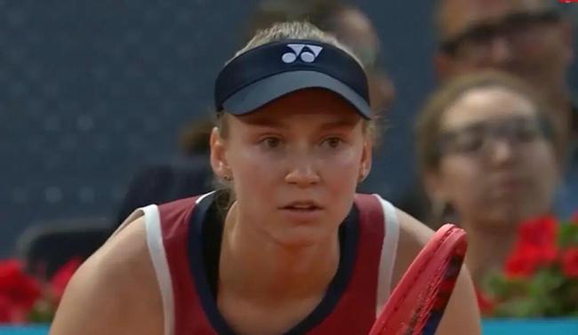 郑钦文成功破发莱巴金娜 关键分惜败止步32强