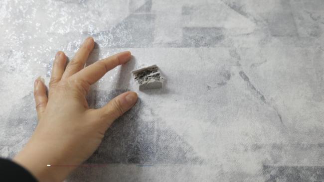 业主家中墙壁被“穿孔” 物业回应