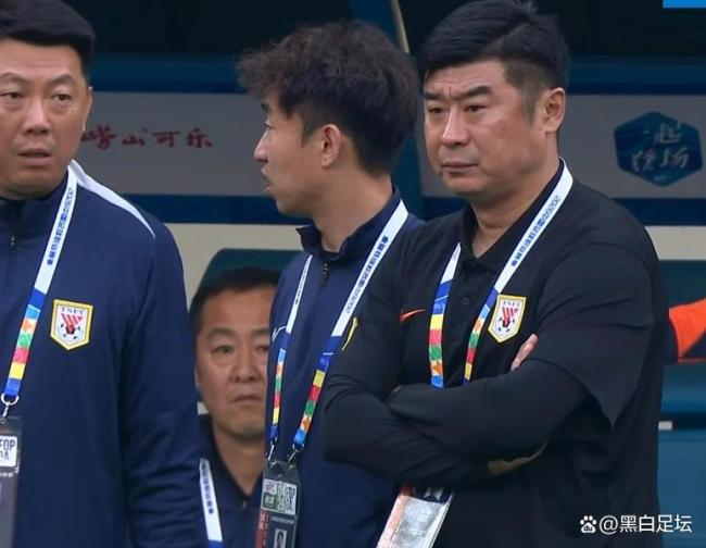 韩鹏危险！一场惨败惹怒球迷，仅8轮被喊下课，昔日情分荡然无存 三中卫战术成败笔