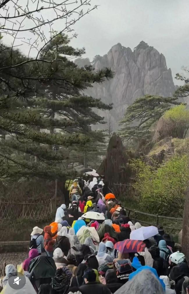 游客爬黄山时遇冰雹：值回票价