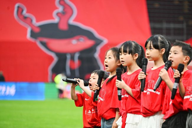 重庆龙兴足球场童声领唱《红色巅峰》 温情一幕感动球迷