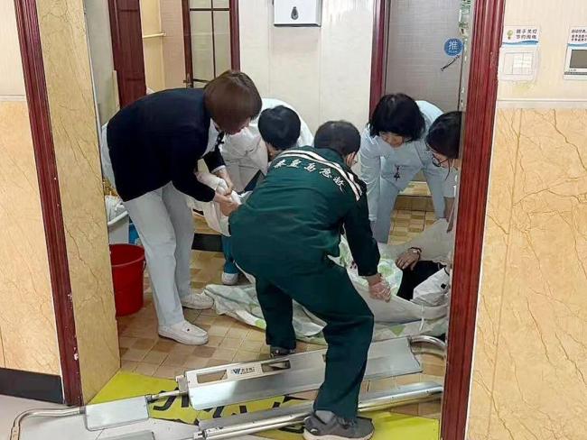 24岁女子在医院厕所意外分娩 母子平安脱险