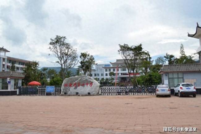 云南楚雄一教师在校内教学楼坠楼！