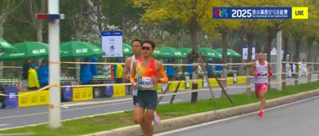 小伙运动会提前开香槟下一秒被超 笑场魔咒刷爆网络