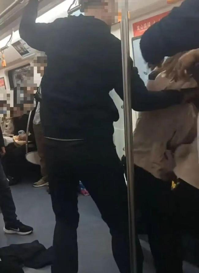 官方回应老人因抢座脚踢女生