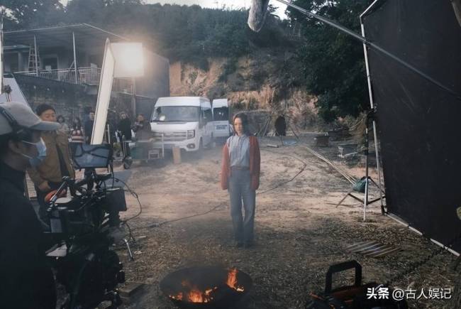 金莎媒体发布会孕相 鼻大肚圆引热议