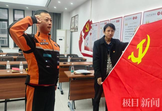 背着AED送外卖的小哥到大会堂领奖了 新时代青年先锋奖获得者