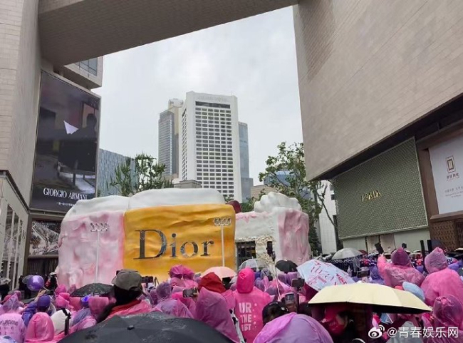 迪丽热巴邓为粉丝冒雨应援