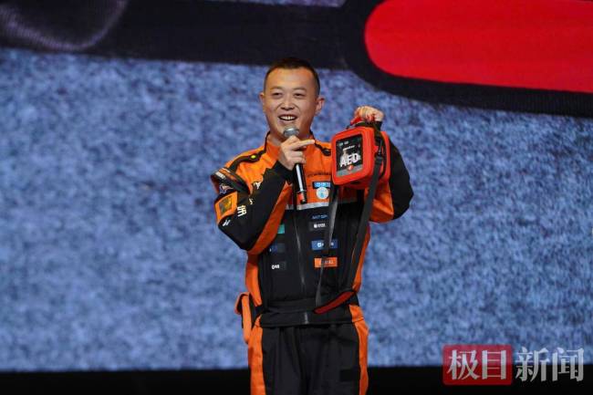 背着AED送外卖的小哥到大会堂领奖了