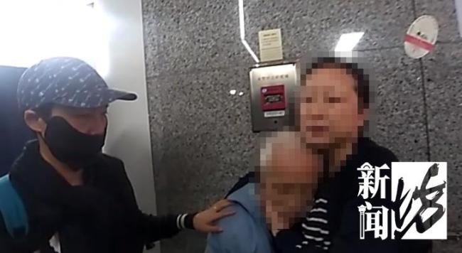 老人地铁站内突然瘫倒 众人合力救援 爱心接力挽救生命