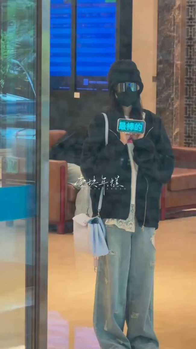 白鹿举灯牌感谢粉丝 温暖举动感动人心