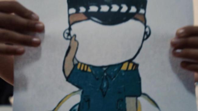 儿子给缉毒警爸爸画画没有画脸 英雄要藏好的