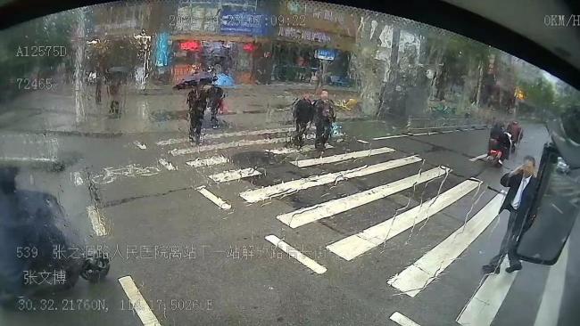 公交司机礼让斑马线行人致谢