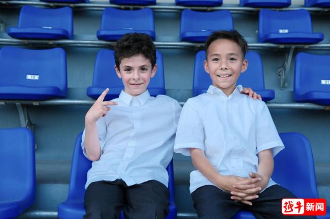 伊朗男孩重回中国上学全班紧紧抱住 战火后的温暖重逢