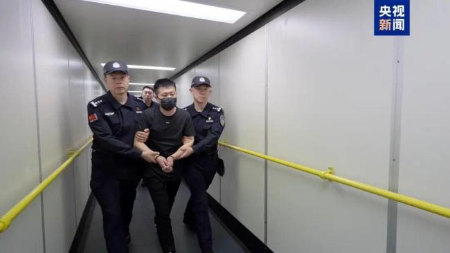 涉案资金超5亿 黄某铠被引渡回国