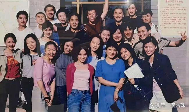 黄晓明合照状态 北电96班30周年聚会勾起青春回忆