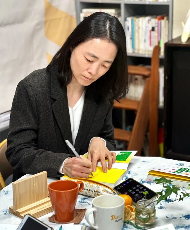 第一批没结婚的韩国中女开始领养闺蜜了 非传统家庭模式引发关注