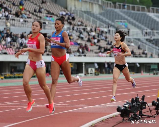 日本田径赛吴洪娇女子800米夺冠破赛事纪录 赛后和观众互动温馨有趣