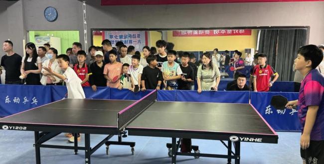 吴敬平指导德国运动员体验中国训练 展现乒乓自信与开放