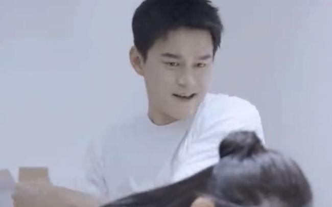 孙杨向张豆豆挥拳时表情遭网友质疑 情绪控制引争议