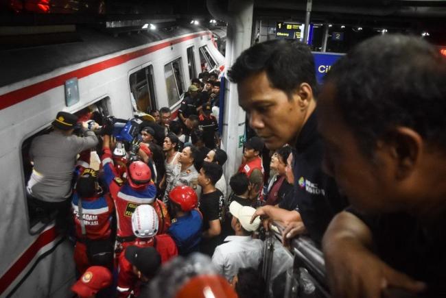 连环意外致印尼列车相撞 事故已致14人遇难