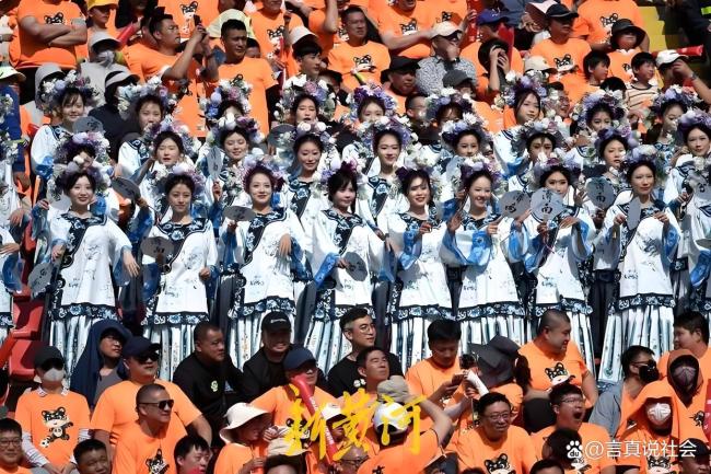 鲁超济南队“夏雨荷”拉拉队引争议
