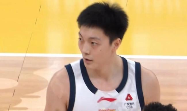 杨鸣谈胡明轩低迷：他与广东选的外援严重重叠 被迫到1号位不是他特点